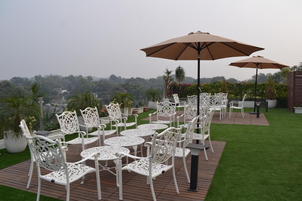 Sunbeam Premium Hotel Zirakpur Eksteriør billede